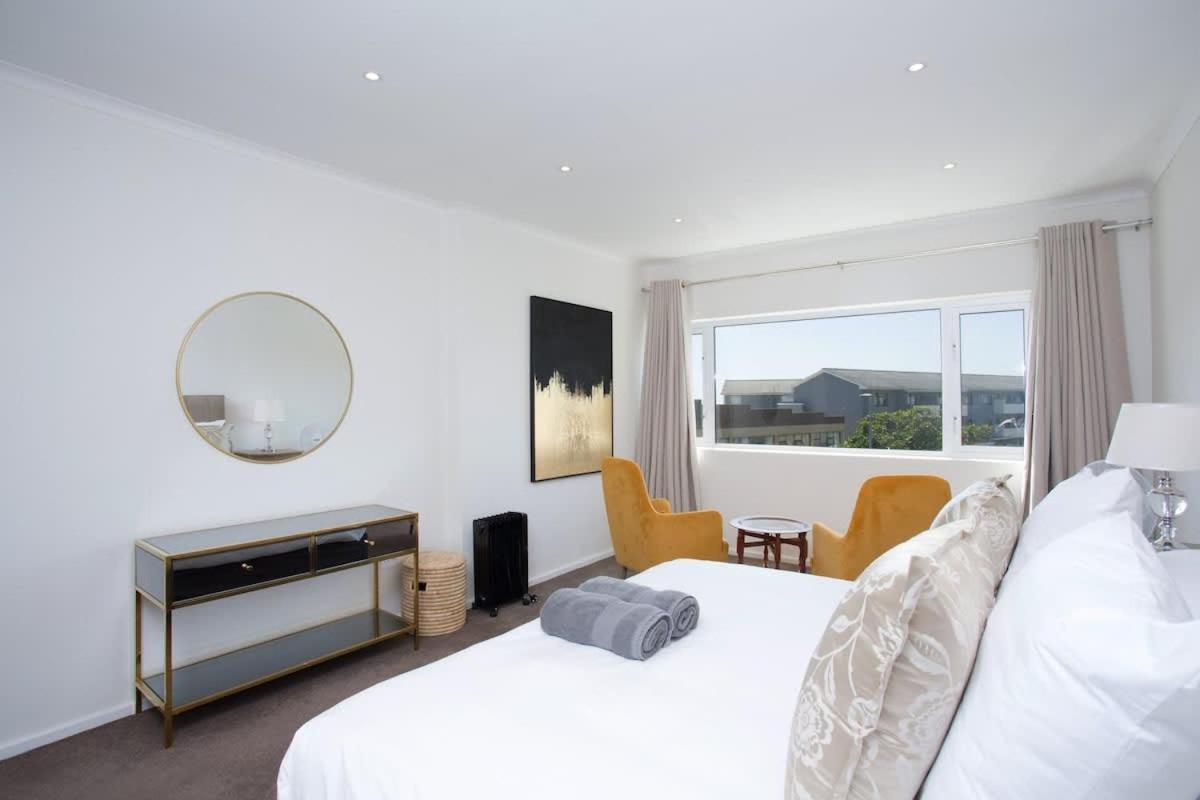 Comfort & Style 200m To With Parking *