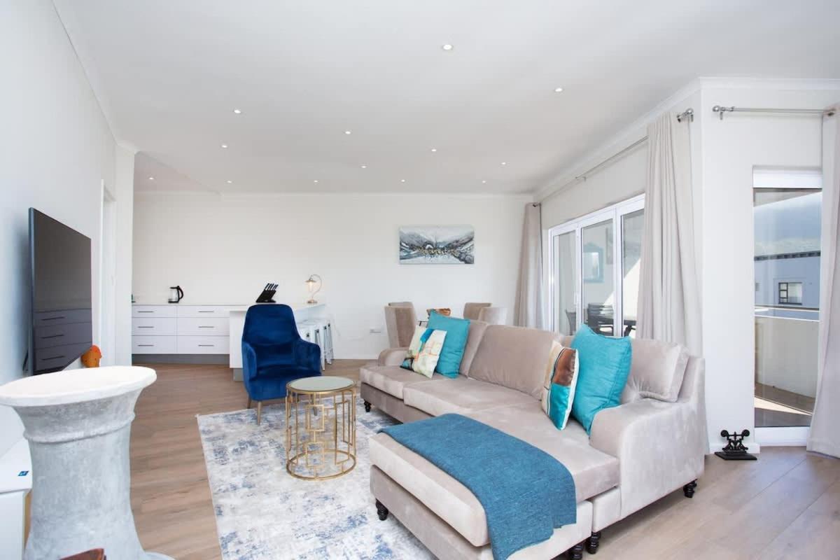 Comfort & Style 200m To With Parking Apartment *